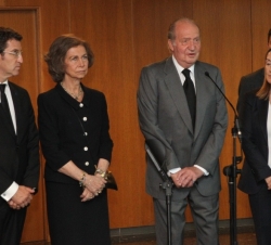 Don Juan Carlos durante su breve intervención tras visitar a los heridos del accidente ferriviario